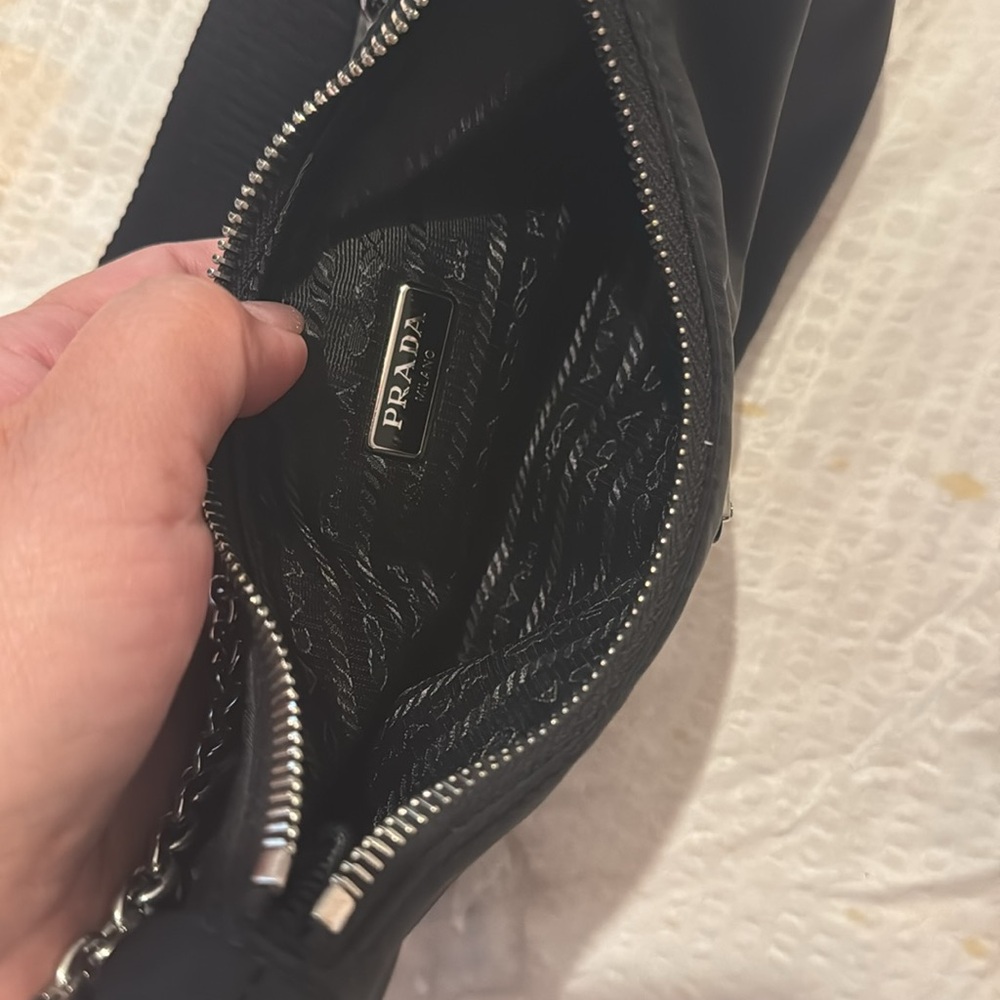 Prada Black Crossbody Bag with Iconic Design - Picture 3 of 10